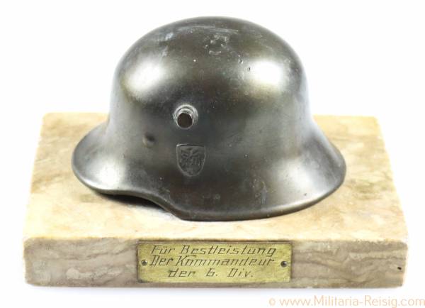 M18 Stahlhelm auf Marmorsockel